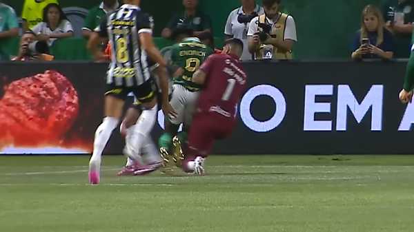 Verificação da arbitragem antes de pênalti em Palmeiras x Santos.