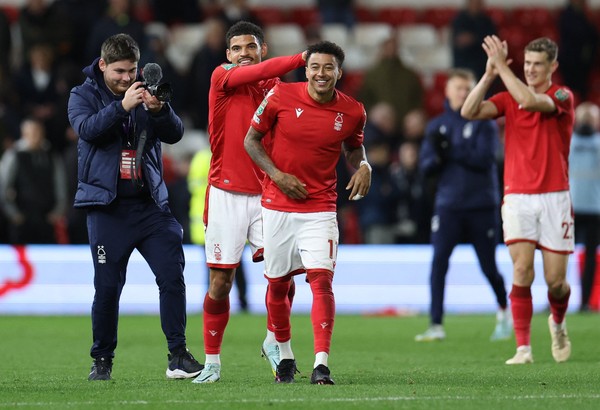 Richarlison deixa campo em lágrimas após sofrer lesão com cinco minutos de  jogo da Premier League - Folha PE