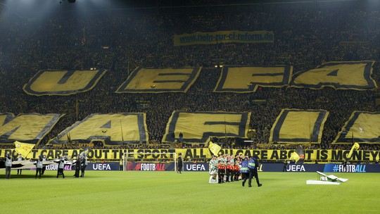 Torcida do Borussia Dortmund protesta contra nova Champions: "Uefa Máfia"