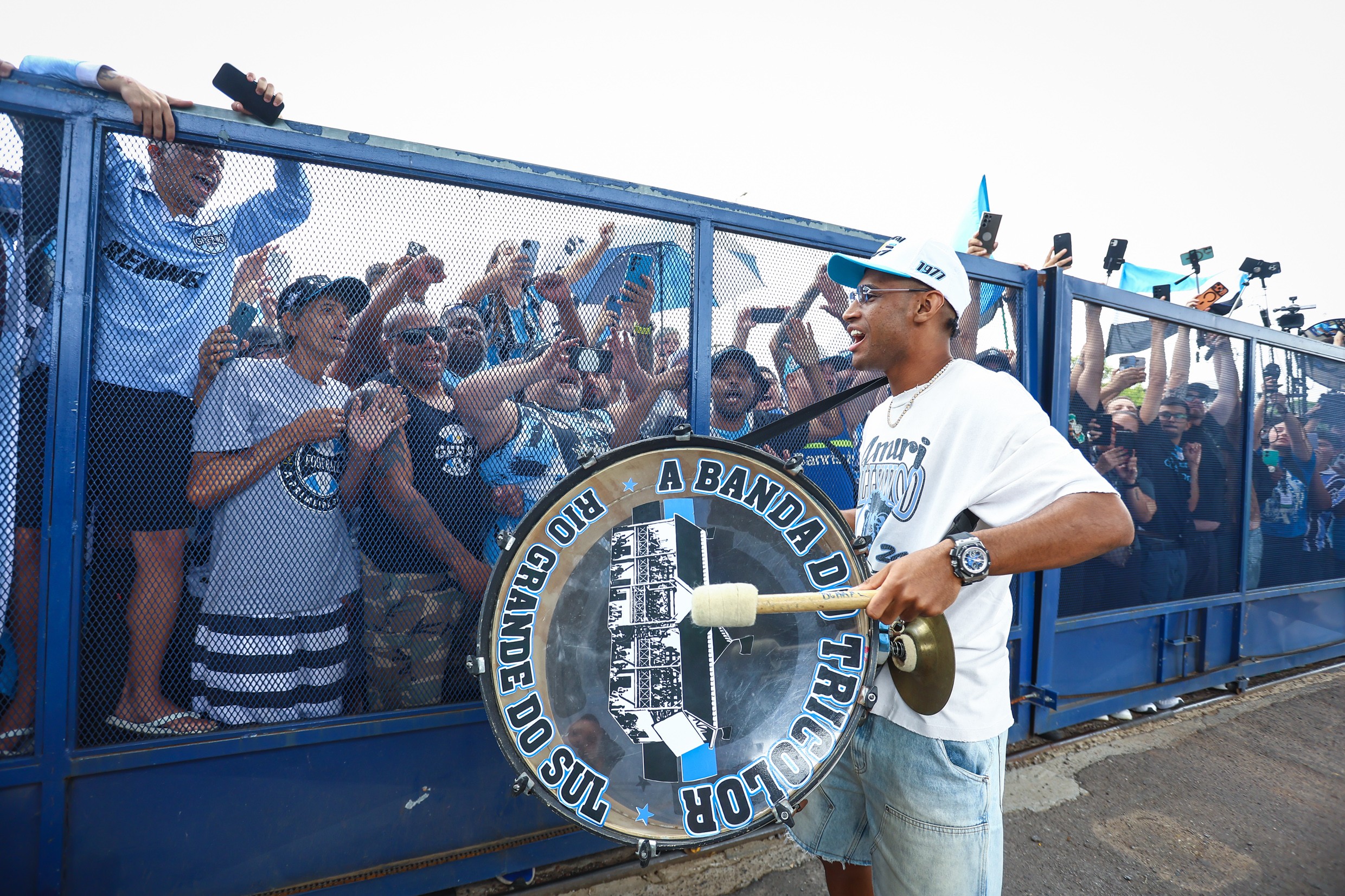 Chegada de Tetê em Porto Alegre é marcada por festa da torcida gremista