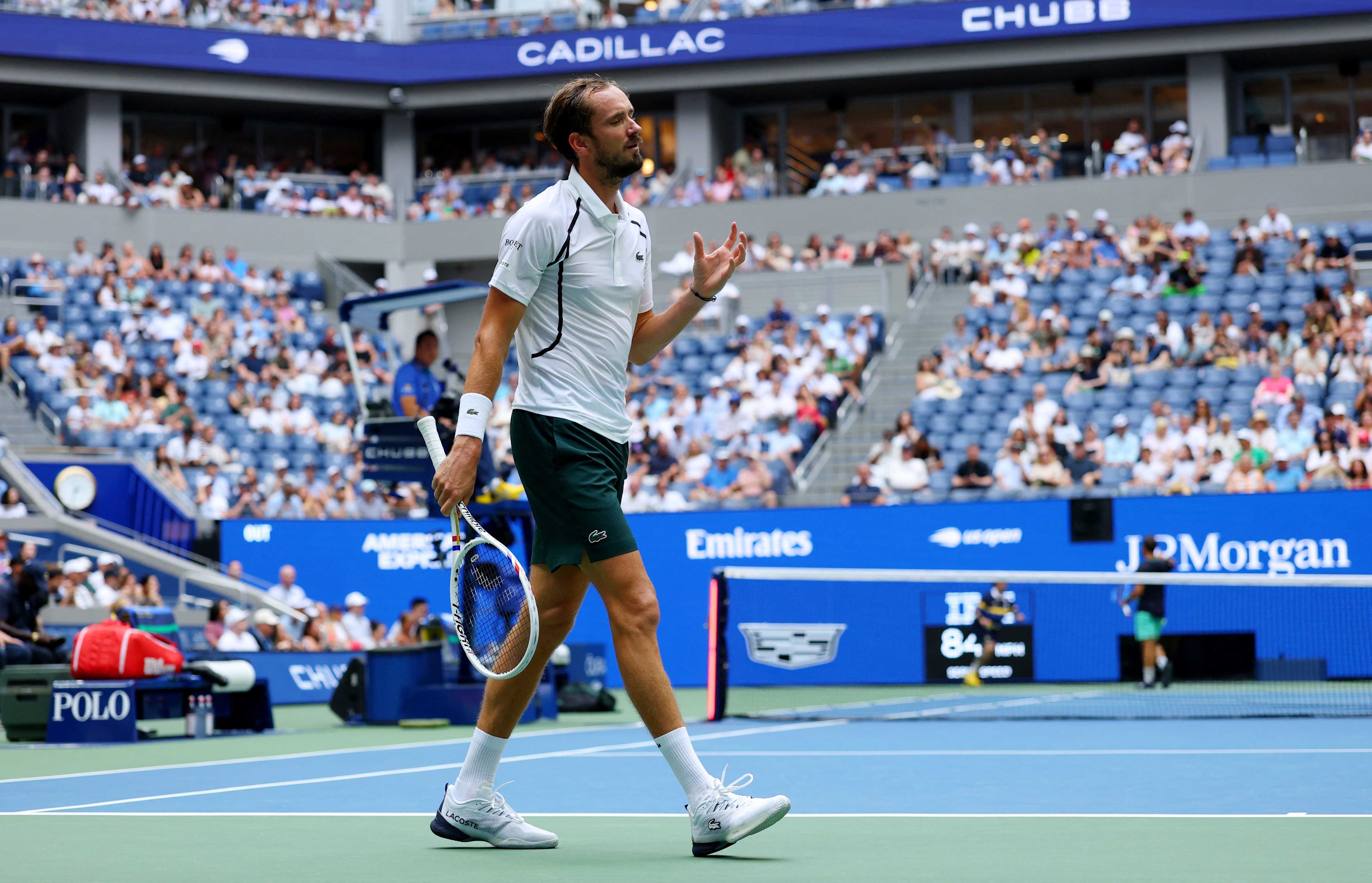 Juiz invalida ponto após pássaros pousarem na rede, e Medvedev se irrita no US Open; veja vídeo