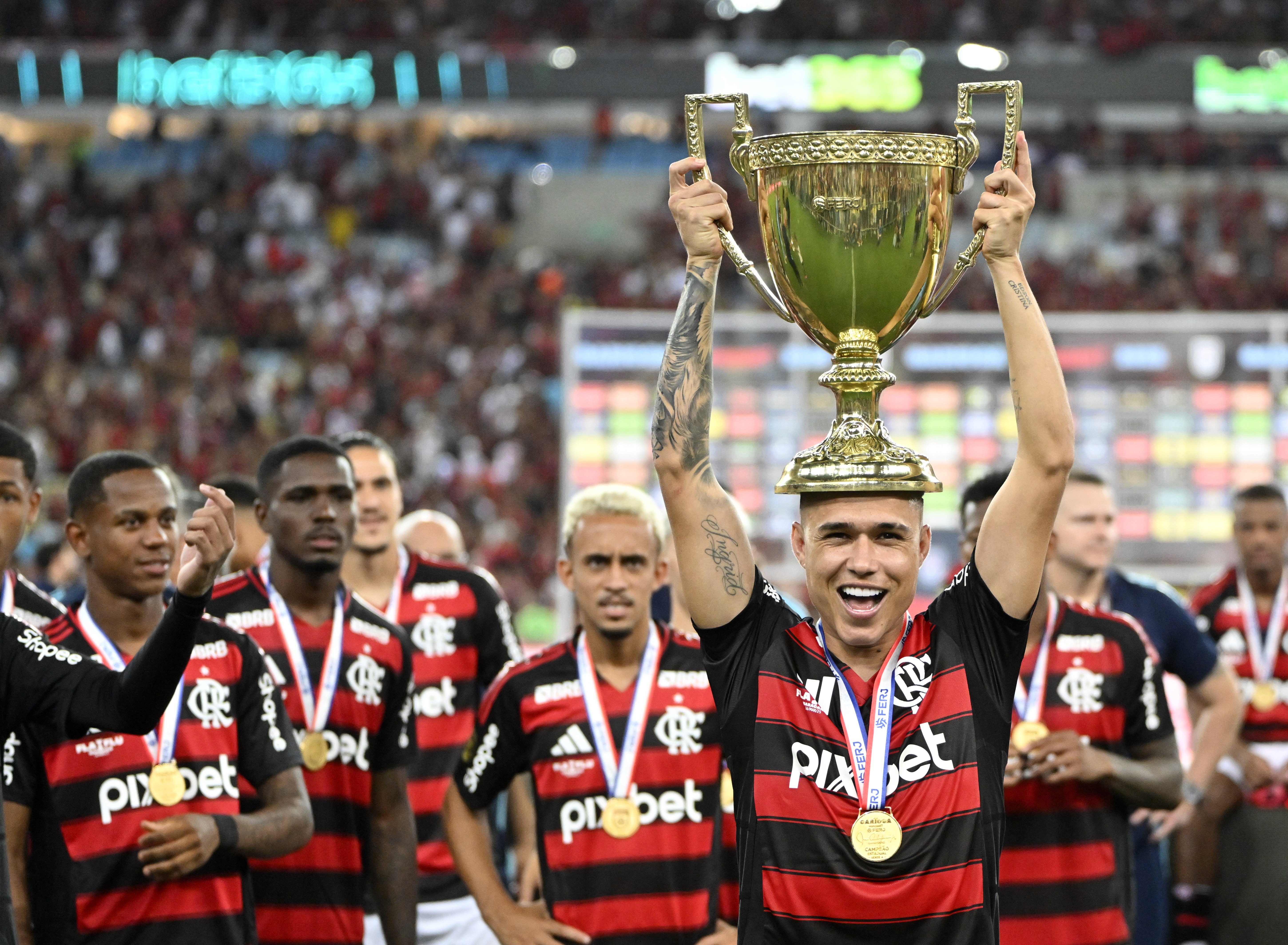 Luiz Araújo, Flamengo: esclarecimento sobre gesto e resposta a crítica de Mano.