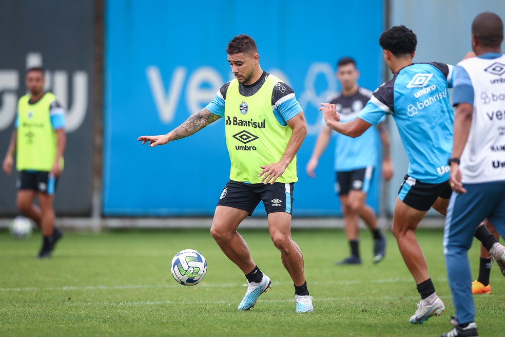 João Pedro em treino do Grêmio — Foto: Lucas Uebel/Grêmio