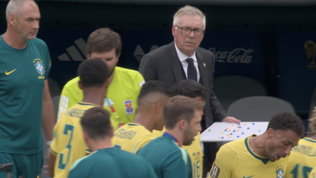 Ancelotti mostra campinho com o Brasil no 4-3-3 — Foto: Reprodução