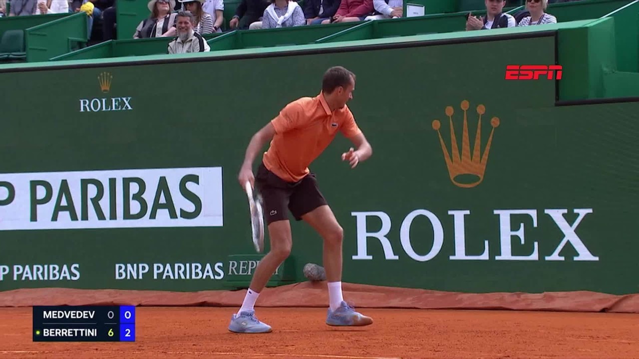 Medvedev destrói raquete em derrota para próximo rival de João