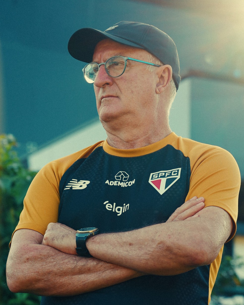 Dorival Júnior conduz treino tático