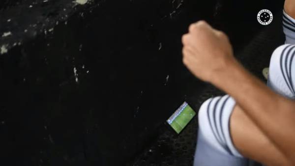 Jogadores do Cruzeiro usam celular e assistem jogo do Bahia durante duelo com Botafogo; vídeo