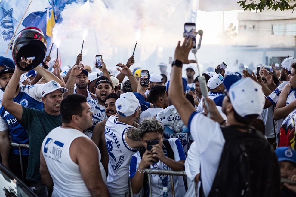 Torcida do Cruzeiro na Toca da Raposa — Foto: Gustavo Aleixo/Cruzeiro