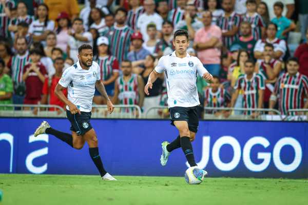 Renato elogia convocação de Aravena e destaca evolução do atacante no Grêmio