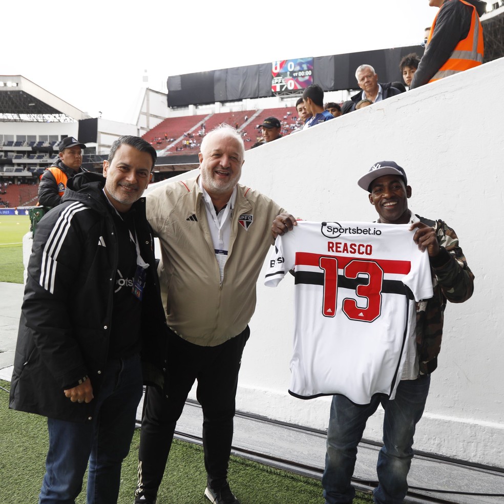 Reasco recebeu uma homenagem do São Paulo em Quito — Foto: Rubens Chiri/saopaulofc