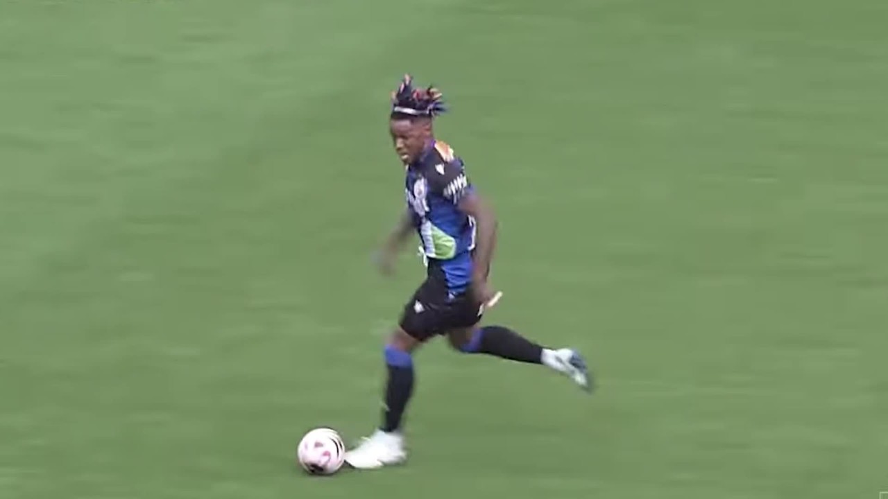 Ex-Corinthians faz dois golaos no Japo