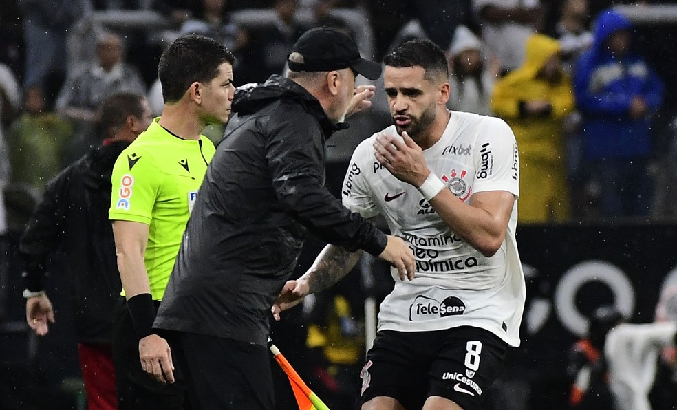 Mano Menezes e Renato Augusto em Corinthians x Flamengo — Foto: Marcos Ribolli
