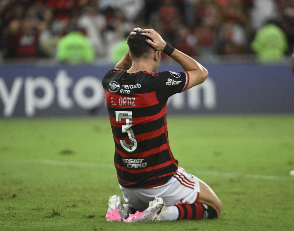 Léo Ortiz por pouco não marca o primeiro gol pelo Flamengo, contra o Palestino — Foto: André Durão