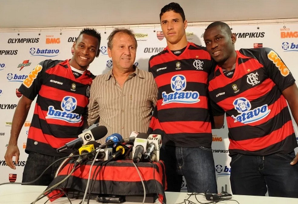 Vinícius (o mais alto, ao lado de Zico) na sua apresentação no Flamengo, em 2010 — Foto: Alexandre Vidal/Fla Imagem