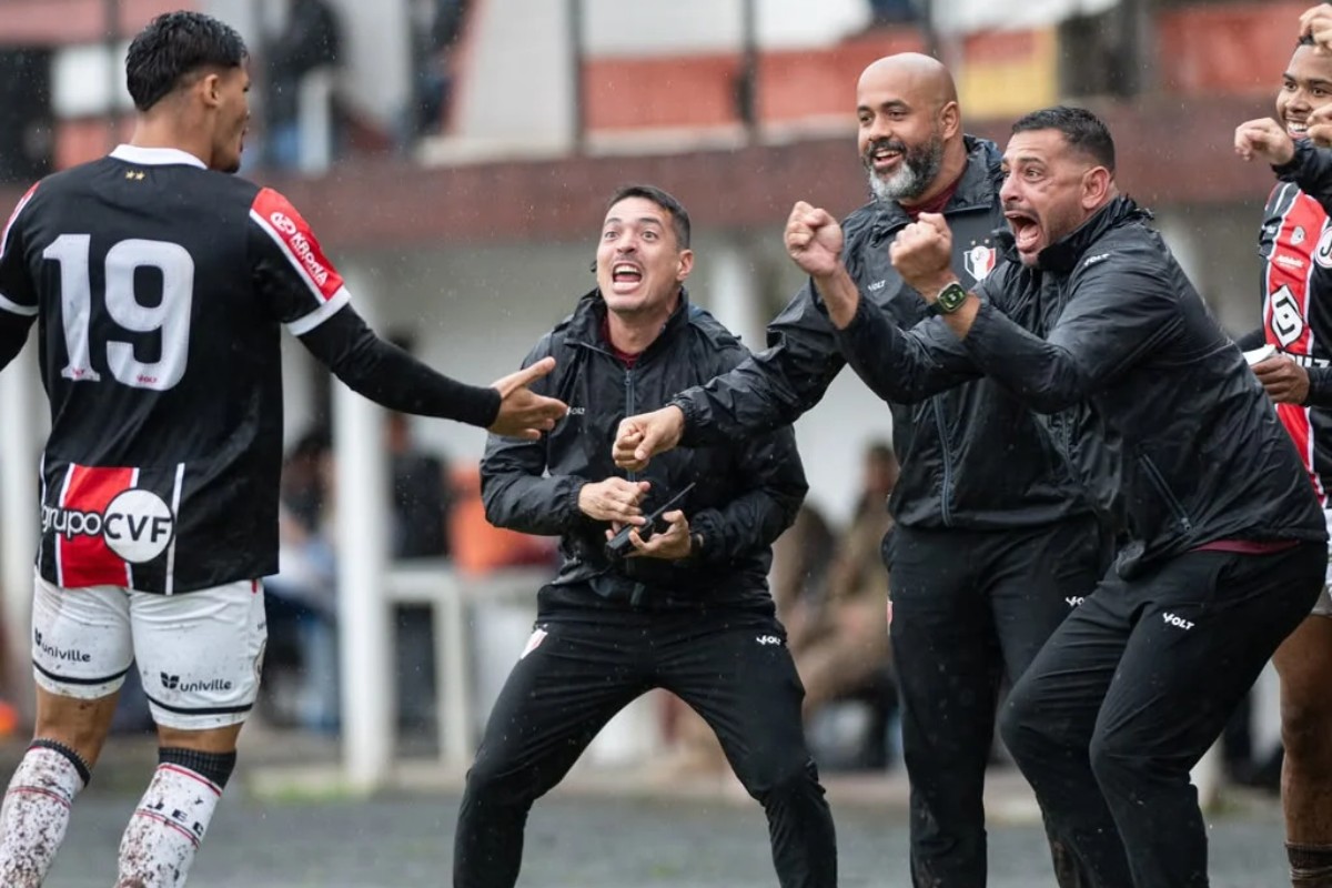 Jogadores do Joinville comemorando gol na partida contra o Nação