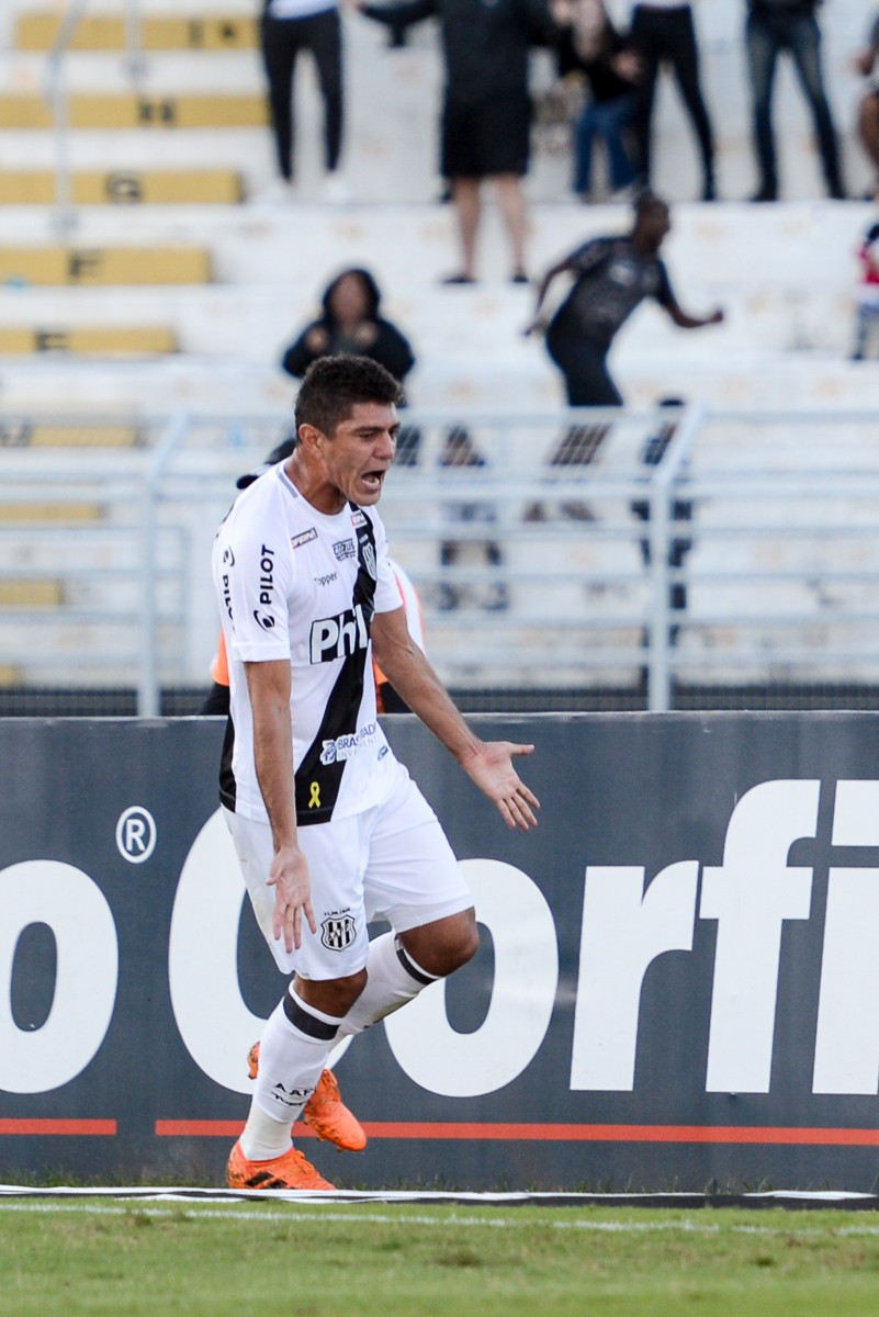 Edson reforça foco na Ponte, mas deixa futuro nas mãos do clube: 