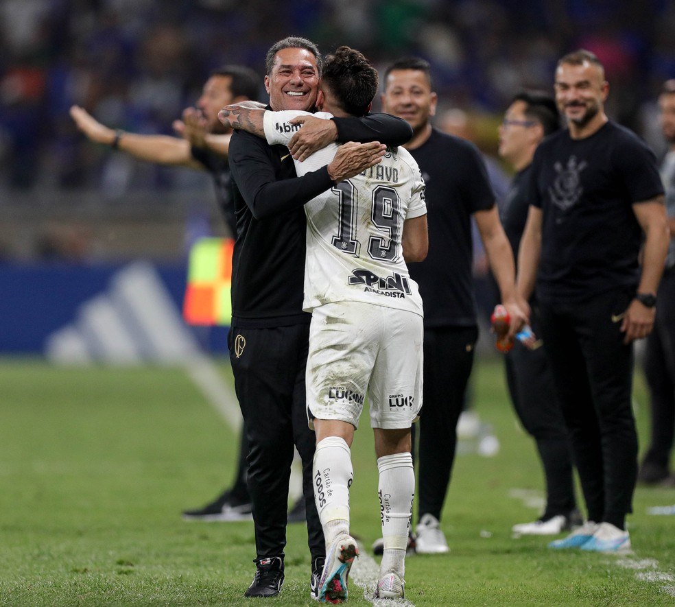 Gustavo Mosquito celebra gol contra o Cruzeiro com Luxemburgo — Foto: Rodrigo Coca/Ag. Corinthians