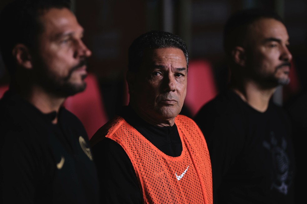 Luxemburgo repetiu na decisão as escolhas que já tinha precisado corrigir três dias antes — Foto: Ettore Chiereguini/AGIF