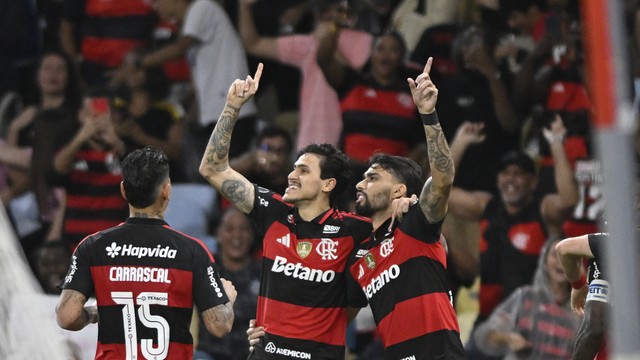 Pedro e Paquetá em Flamengo x Estudiantes