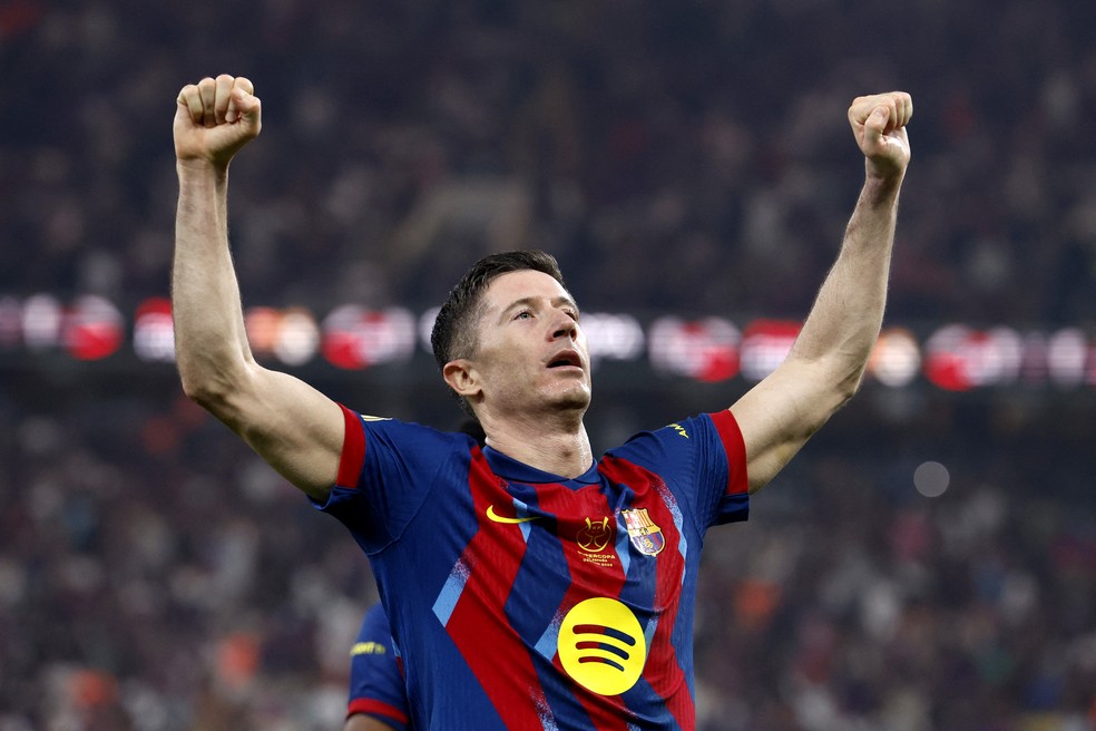Lewandowski comemora gol marcado pelo Barcelona, contra o Real Madrid, na decisão da Supercopa da Espanha — Foto: Reuters