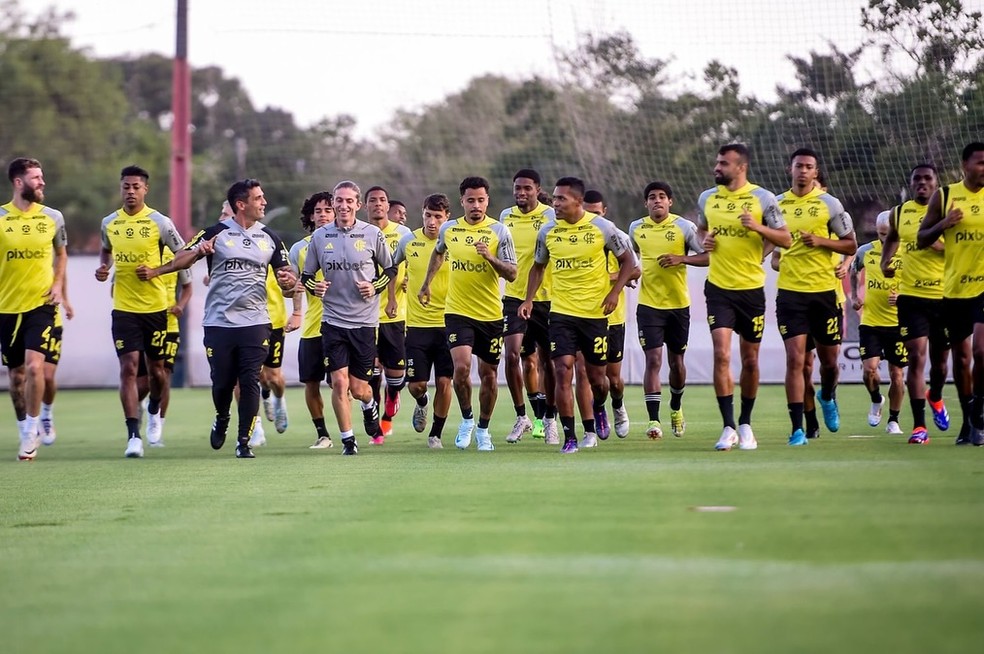 Filipe Lus correndo com os jogadores no primeiro treino como tcnico no Flamengo  Foto: Marcelo Cortes / CRF