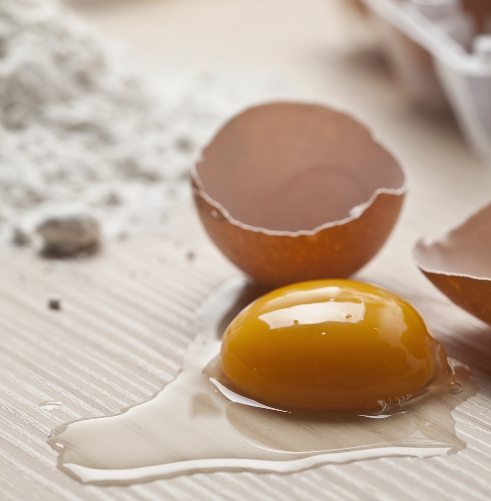 Não se deve guardar os ovos na porta da geladeira — Foto: Getty Images