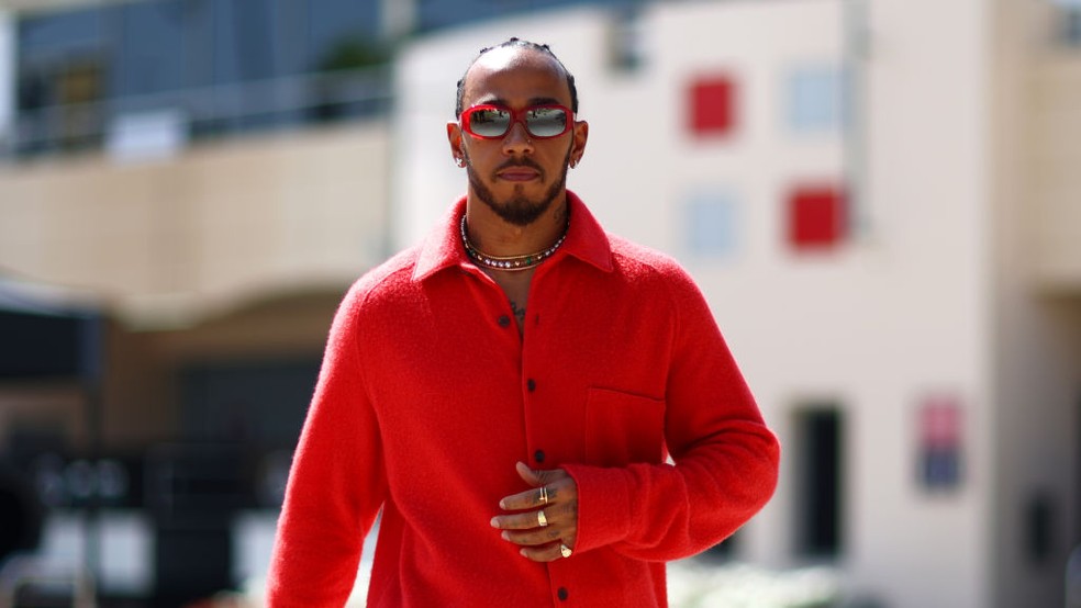 Lewis Hamilton visto no fim de semana do GP do Bahrein, na F1 2023 — Foto: Dan Istitene - Formula 1/Formula 1 via Getty Images