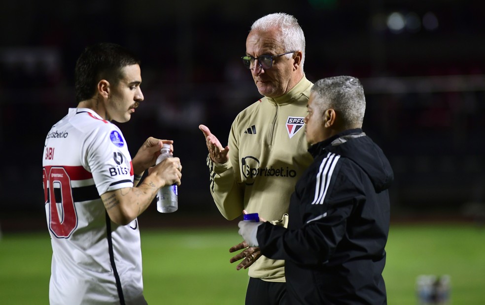 Dorival Júnior e o São Paulo possuem mais dois compromissos seguidos no Morumbi — Foto: Marcos Ribolli