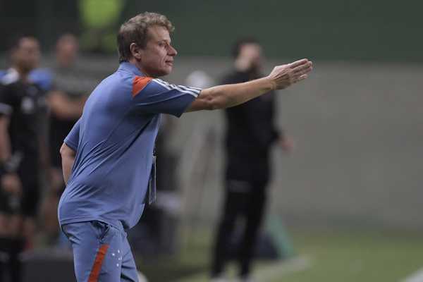 Eficiência defensiva é chave para vitória do Cruzeiro na Sul-Americana, alerta Seabra.