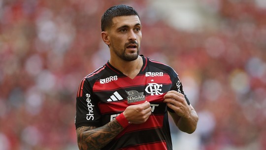 Arrascaeta em ação pelo Flamengo, comemorando seu 500º jogo.
