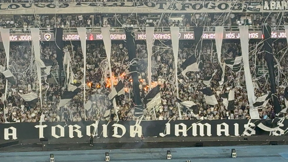 Festa da torcida do Botafogo em clássico com o Vasco tem princípio de incêndio no Nilton Santos