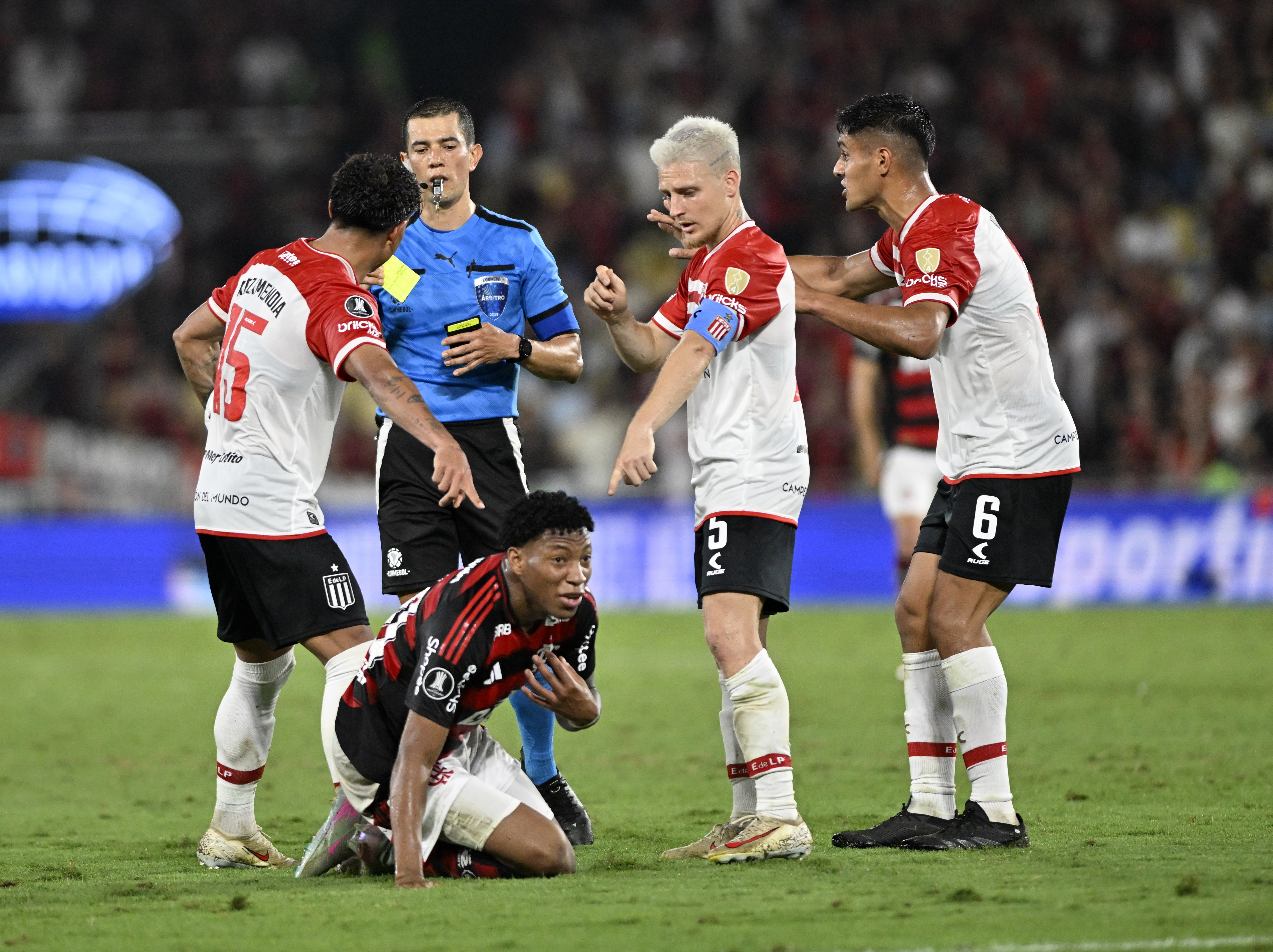 Jogadores do Flamengo fazem da bronca de arbitragem motivação extra na Argentina: 