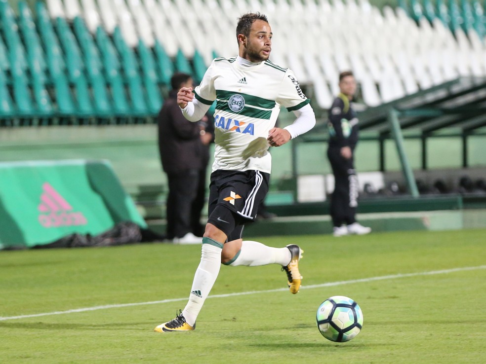 Léo Santos em passagem pelo Coritiba — Foto: Divulgação/Coritiba