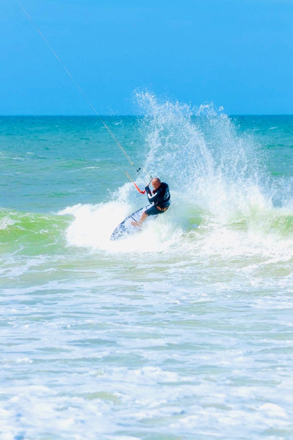 Júnior Pipoca velejando no mar de Fortaleza