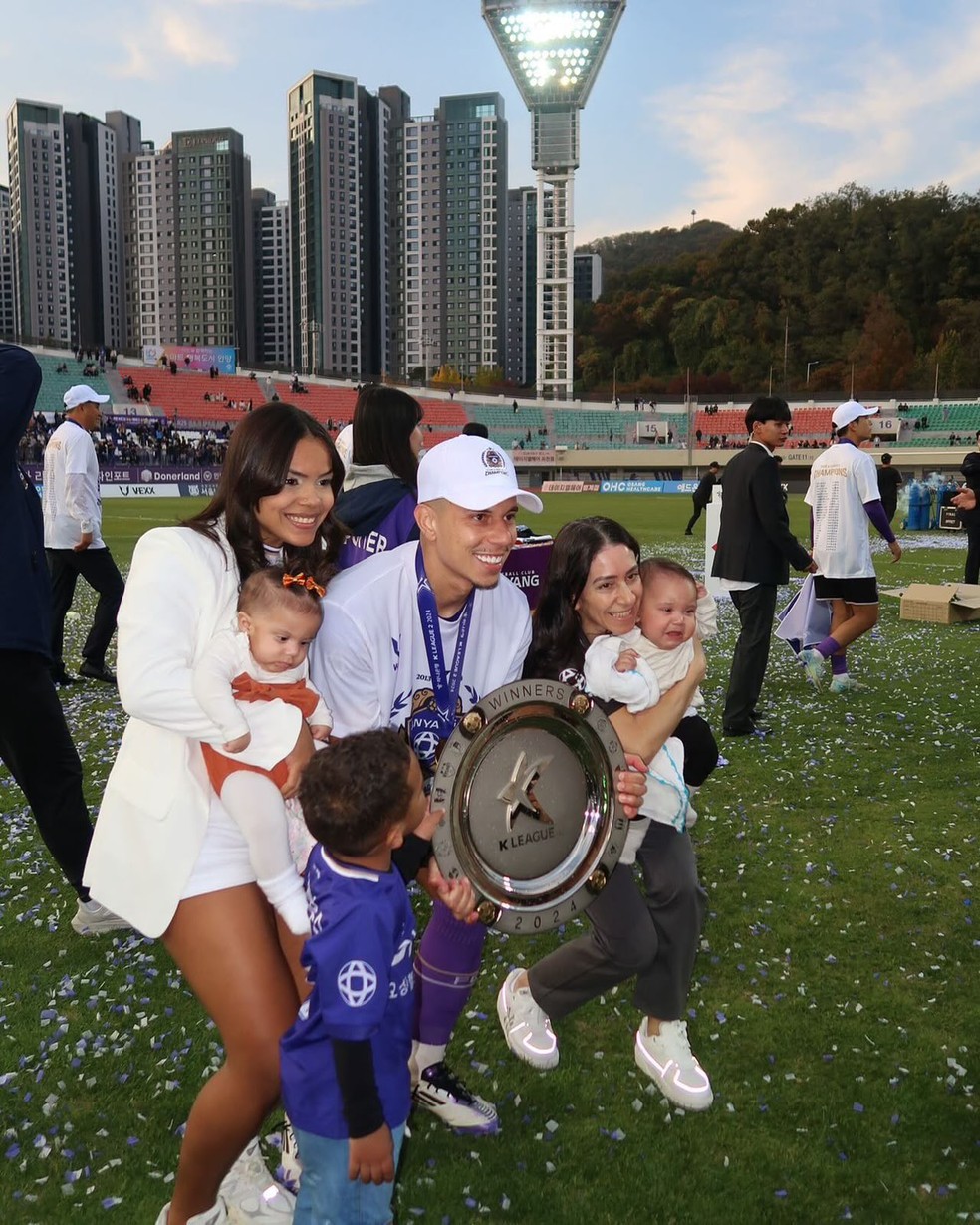 Matheus Oliveira com a família em jogo do Anyang — Foto: Arquivo pessoal