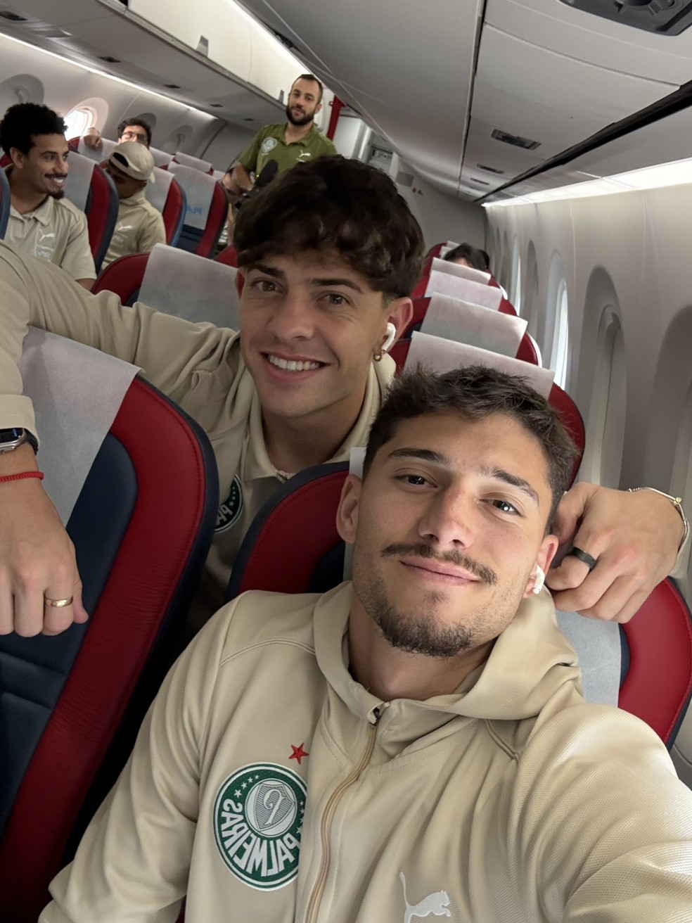 Giay e Emiliano Martnez em viagem do Palmeiras a Porto Alegre  Foto: Divulgao