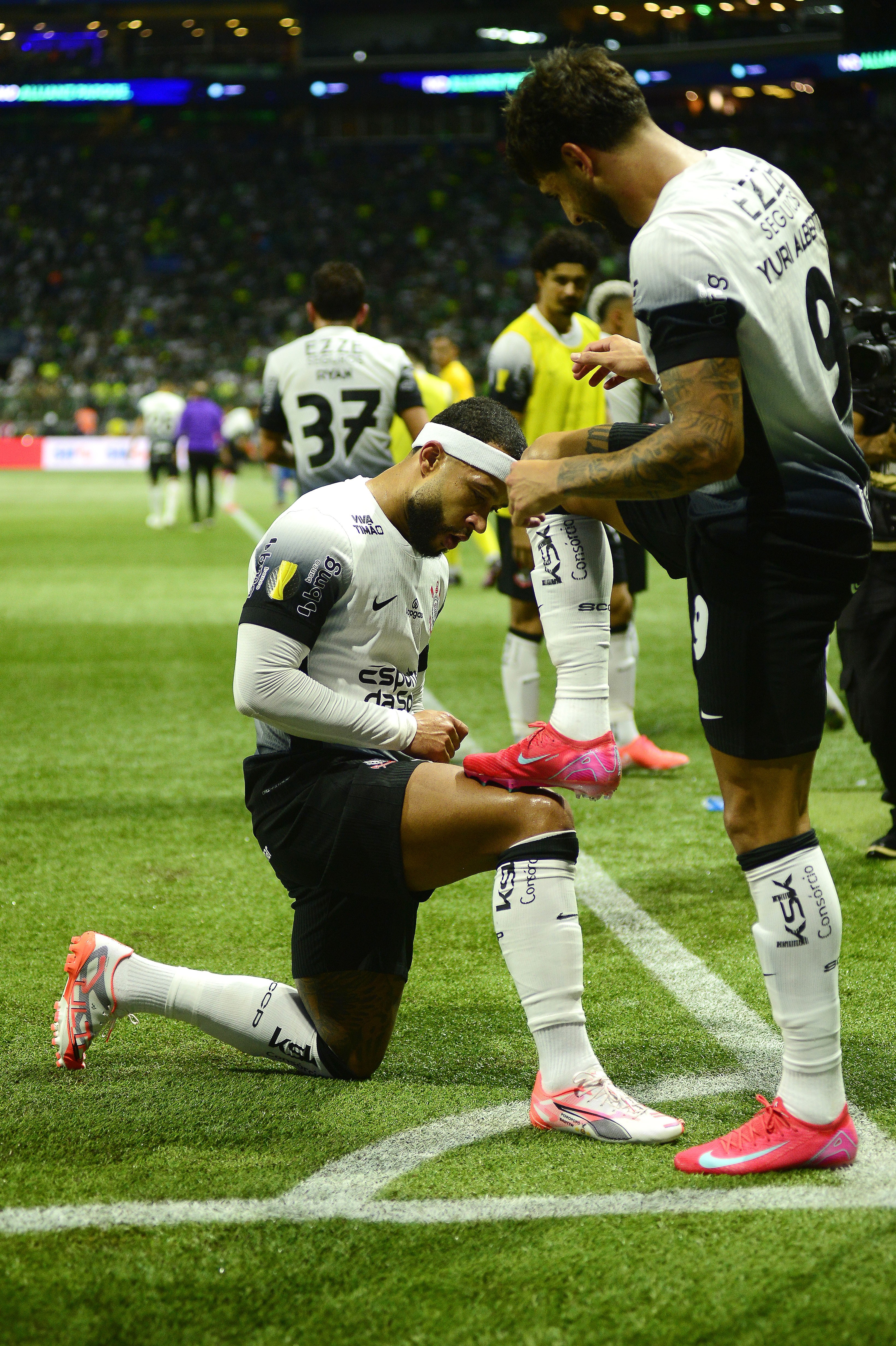 Memphis garante bonificação com passe para gol do Corinthians no clássico.