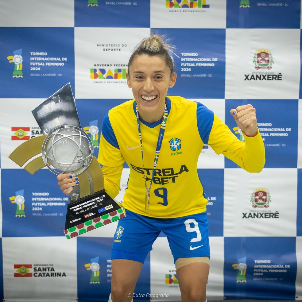 Emilly, da seleção brasileira, com a taça de campeão do Torneio Internacional de Futsal Feminino — Foto: Reprodução/Redes sociais