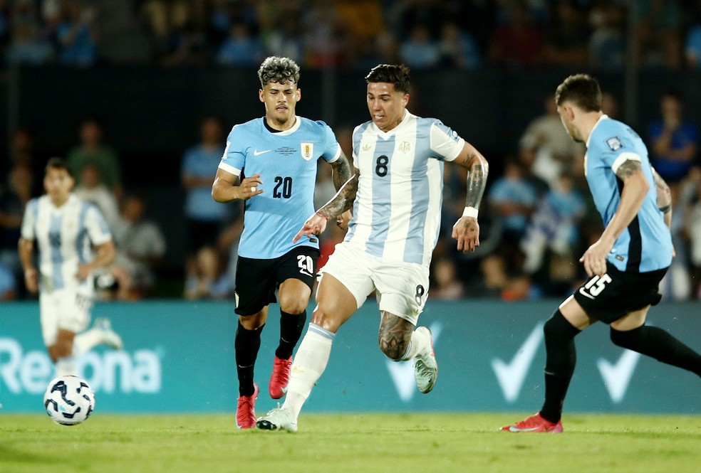 Maxi Araujo e Enzo Fernandez em Uruguai x Argentina — Foto: REUTERS/Andres Cuenca