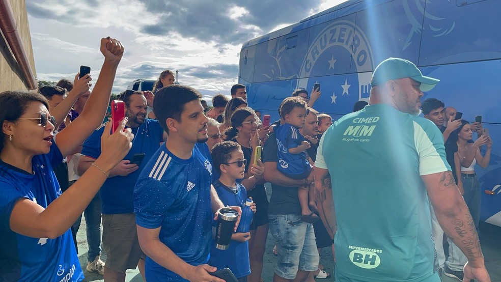 Torcedores acompanharam a chegada do time ao estádio