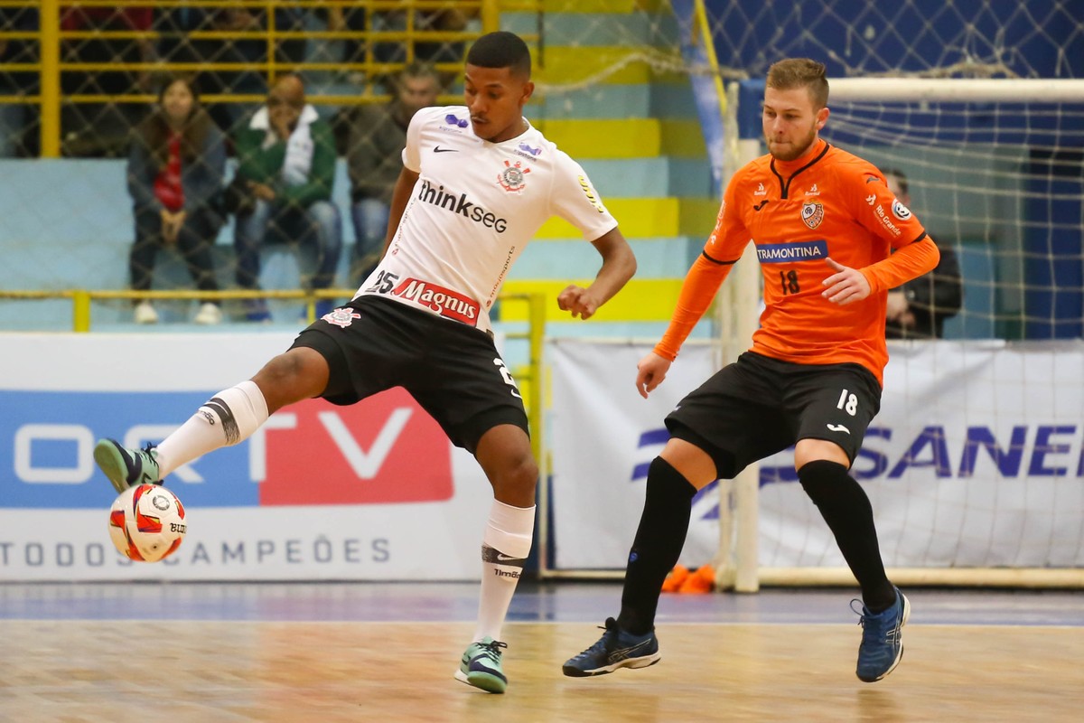 Timão goleia Barcelona (ESP) e é campeão mundial Sub-18 de futsal