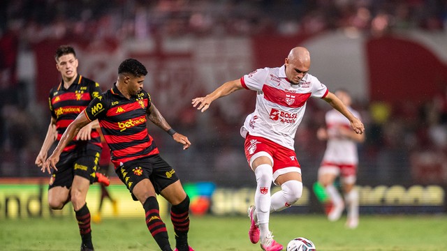 Crystopher, do CRB, em ação no jogo contra o Sport