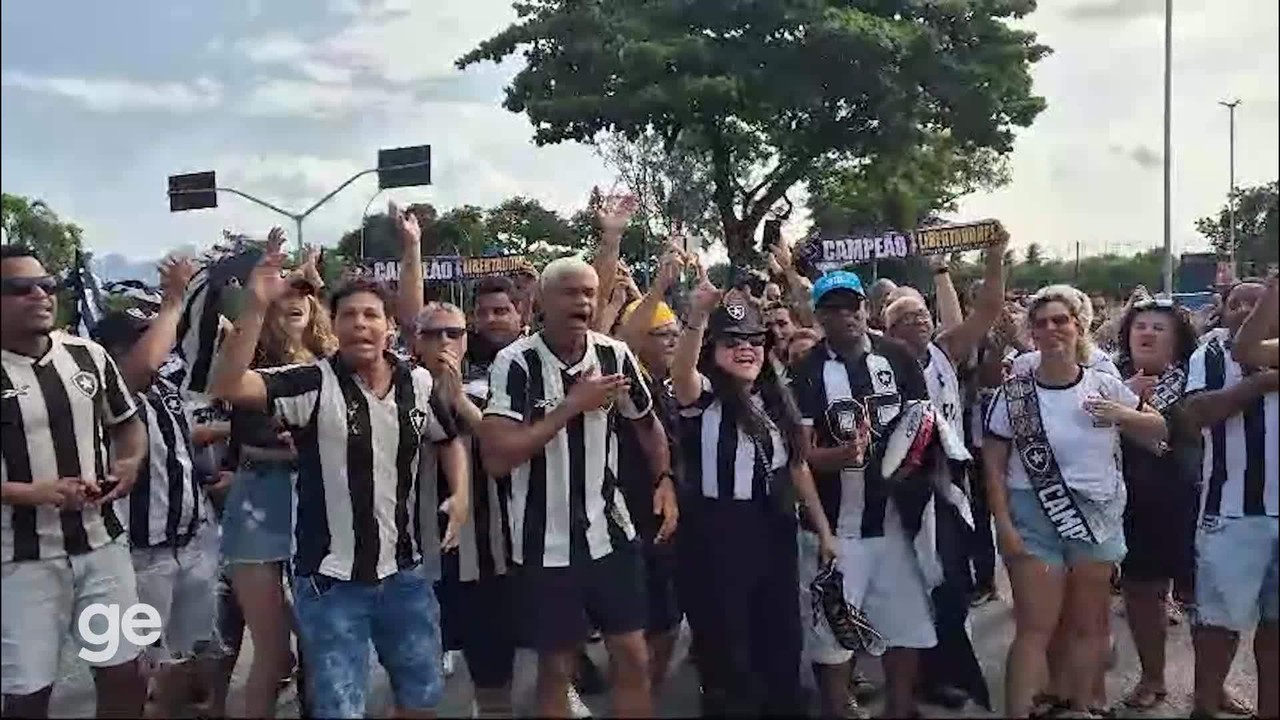 Torcida do Botafogo faz a festa no Galeão após título da Conmebol Libertadores