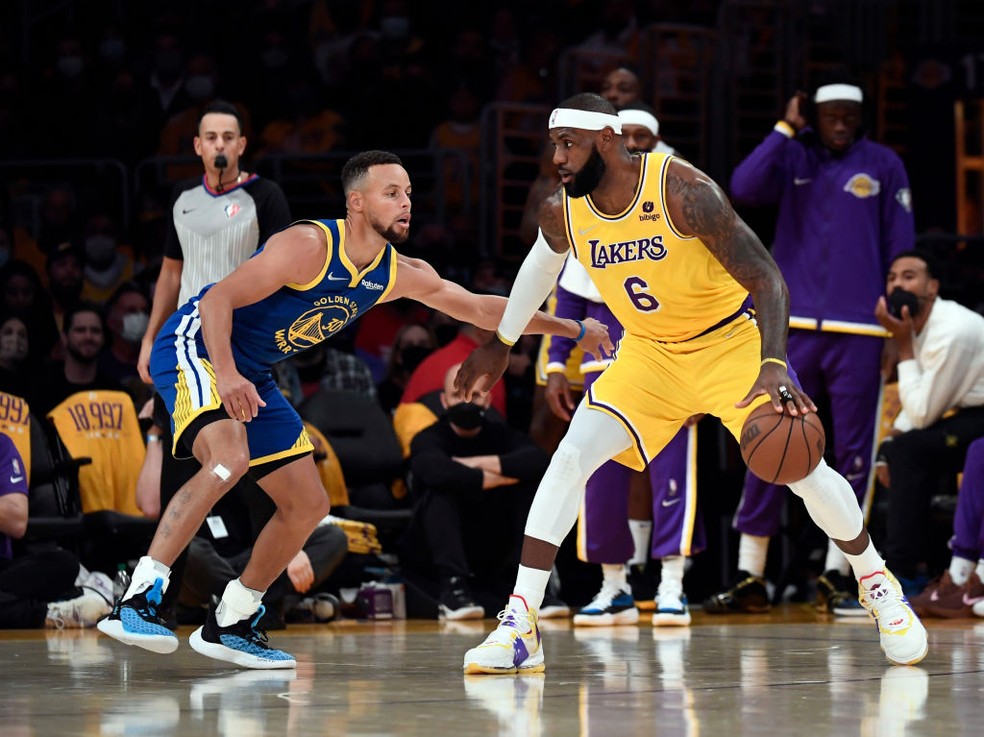 NBA: quem leva a melhor entre LeBron James e Steph Curry? Veja números do  duelo