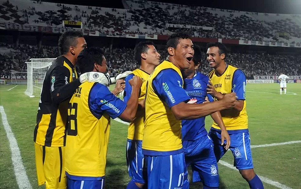 Penarol-AM eliminou o Santa Cruz pela primeira fase da Copa do Brasil 2012 no Arruda lotado. &mdash; Foto: Aldo Carneiro