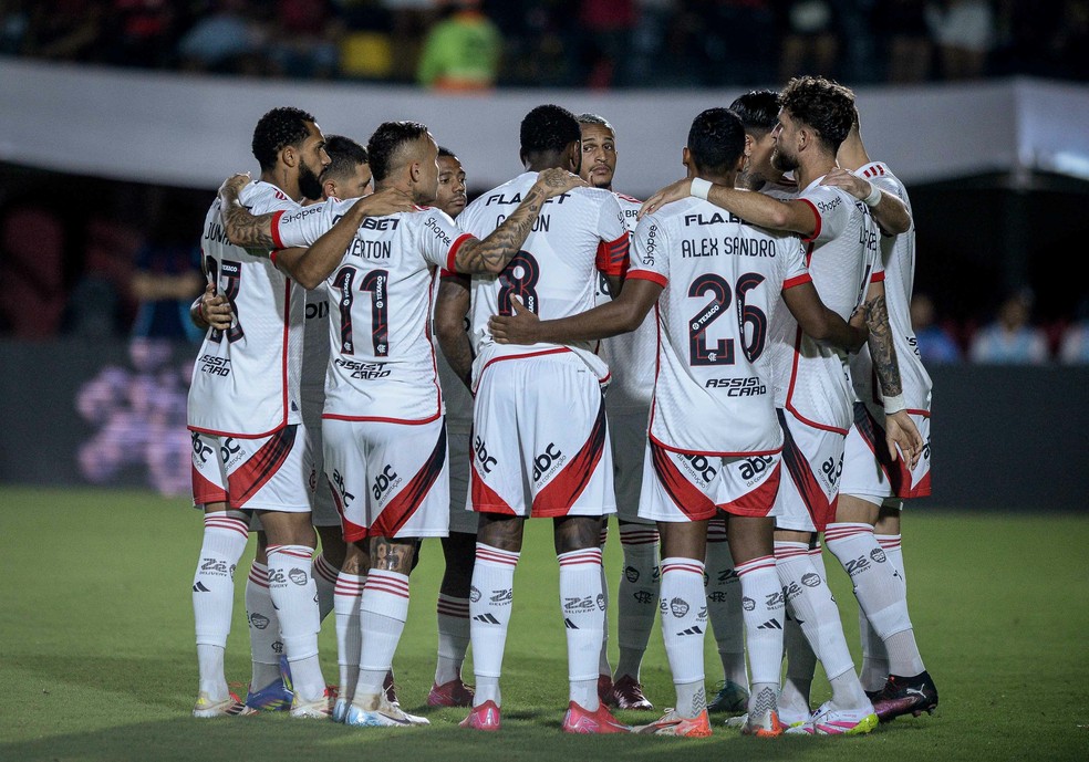 Jogadores do Flamengo em jogo contra o Vit�ria � Foto: Jhony Pinho/AGIF