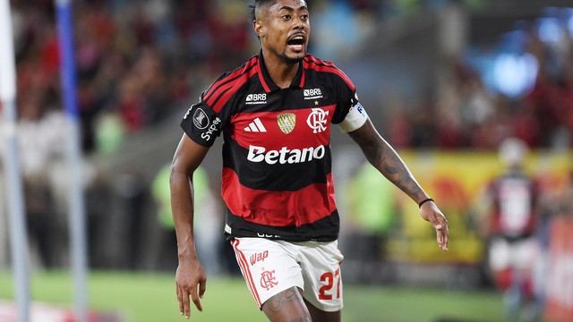 Bruno Henrique comemora o gol do Flamengo contra o Independiente Medellín