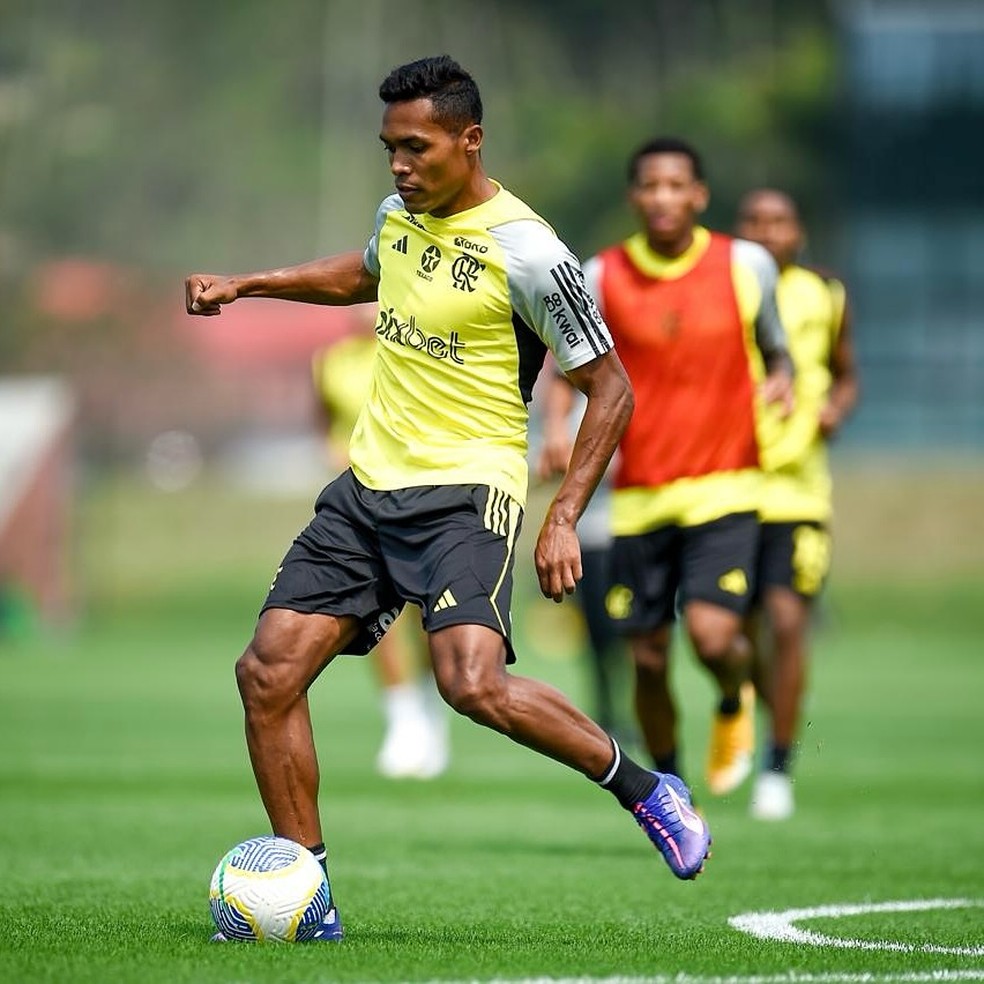 Alex Sandro em ação no treino do Flamengo — Foto: Divulgação / Flamengo