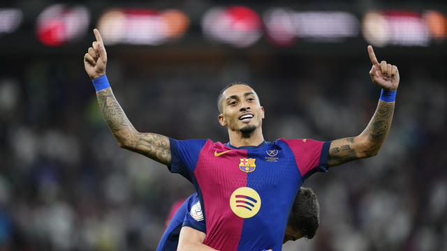 Raphinha comemora um de seus gols contra o Real Madrid no título do Barcelona