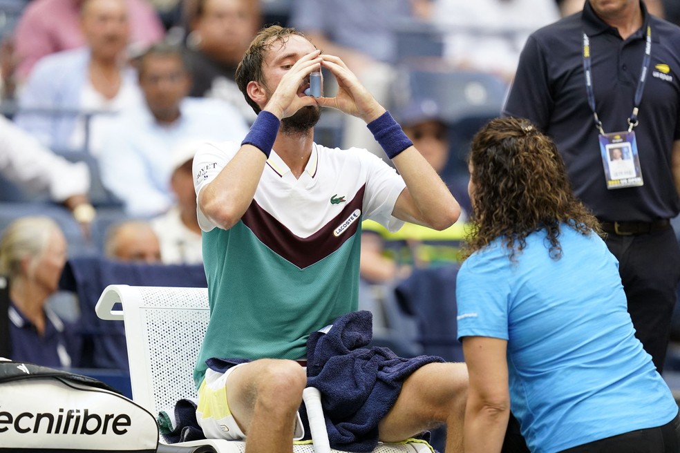 Daniil Medvedev recebe atendimento médico e usa inalador no US Open — Foto: Danielle Parhizkaran-USA TODAY Sports